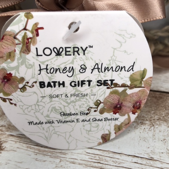 “Lovery” brand, 7 piece bath gift set in honey & almond scent -NWT - Picture 11 of 14